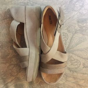 Earth brand gray suede wedges